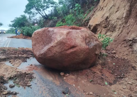 Ap�s deslizamento causado pelas chuvas, uma pedra caiu na Serra de Teixeira, na Para�ba. Reprodu��o / TV Cabo Branco