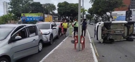 Quatro veculos se envolvem em acidente na Epitcio Pessoa; um deles capotou (Foto: Reproduo/Pollyana Sorrentino)