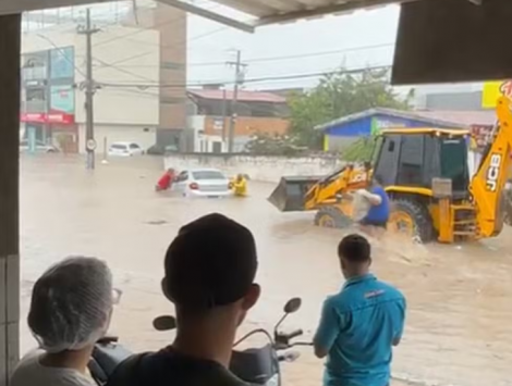 Carro fica preso em alagamento e precisa ser guinchado por trator  Foto: Reproduo