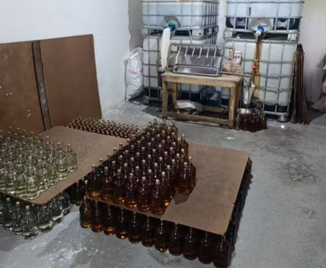 Local onde bebidas que estariam sendo adulteradas com metanol foram apreendidas, em Alagoa Nova, na Para�ba � Foto: TV Cabo Branco/Reprodu��o