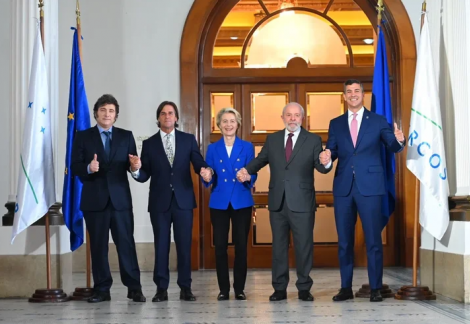 Os presidentes Javier Milei (Argentina), Lacalle Pou (Uruguai), rsula von der Leyen (Comisso Europeia), Lula (Brasil) e Santiago Pea (Paraguai), durante Cpula do Mercosul (Ricardo Stuckert/Divulgao)