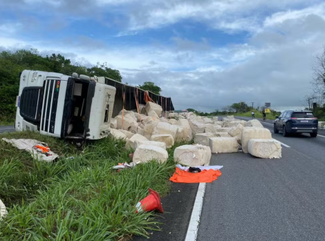 Caminho tombou na BR-230 e fardos de algodo ficou espalhado na pista. (Foto: Geraldo Jernimo/TV Paraba)