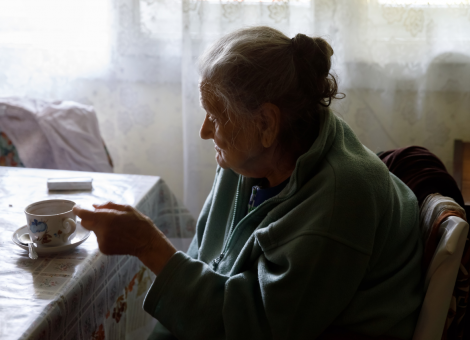 Governo libera ajuda de R$ 800 para quem aceitar morar com parente idoso