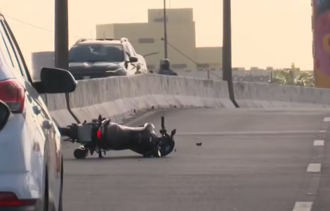 Um outro adolescente ficou gravemente ferido. Carro arrastou motocicleta, e motorista do carro fugiu. Foto: TV Cabo Branco/Reproduo