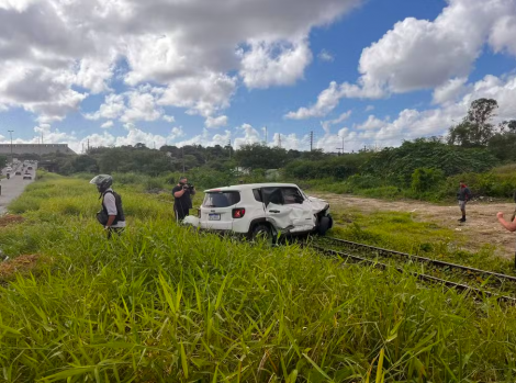 CBTU informou que o condutor do carro avan�ou a via f�rrea quando foi atingido pelo trem. (Foto: Silvia Torres / TV Cabo Branco)