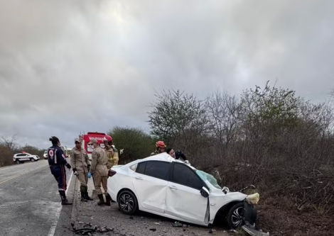 Acidente entre carro e carreta deixa cinco mortos na BR-230, na Para�ba � Foto: Reprodu��o