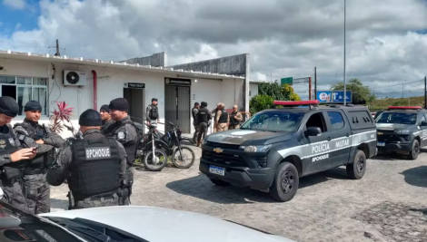 Troca de tiros aconteceu na cidade de Bayeux, durante este s�bado (15). Suspeitos chegaram a ser socorridas, mas n�o resistiram aos ferimentos. Drogas e armas foram apreendidas. (Foto: Ant�nio Vieira/TV Cabo Branco)