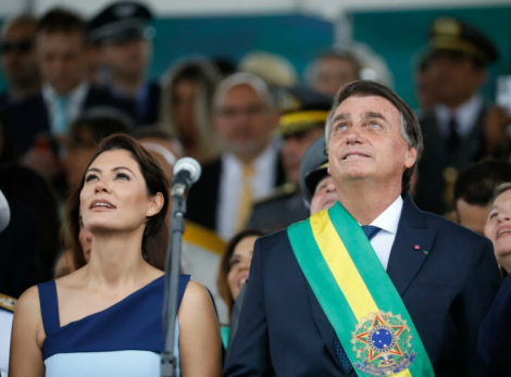 Michelle e Jair Bolsonaro durante o 7 de Setembro de 2022. (Foto: Alan Santos/PR)