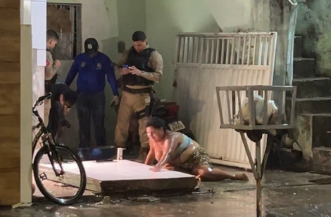 Menina chegou a ser levada ao Corpo de Bombeiros no Geisel, mas equipes constataram �bito; per�cia deve apurar falha estrutural. (Foto: Verinho Paparazzo)