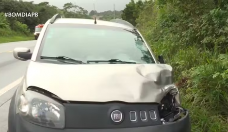 Segundo a PRF, homem havia descido de um �nibus e tentou atravessar a pista quando foi atingido por um carro. Ele ainda n�o foi identificado. (Foto: Reprodu��o / TV Cabo Branco)