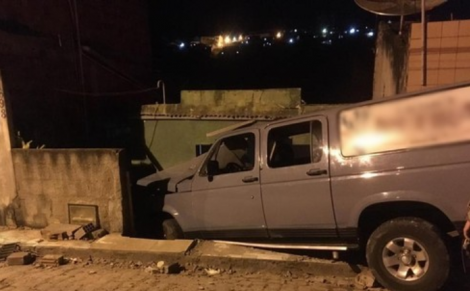 Ve�culo ap�s acidente em Areia, no Brejo da PB � Foto: Reprodu��o/TV Para�ba 