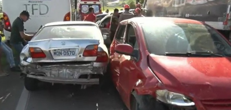 Um dos veculos teria ficado sem freio (Foto: Reproduo TV Tamba)