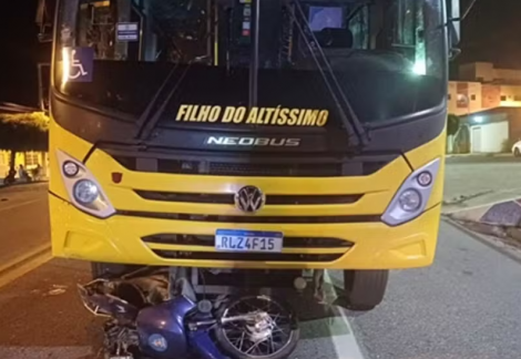 Idoso fica gravemente ferido em acidente entre moto e �nibus escolar, na PB