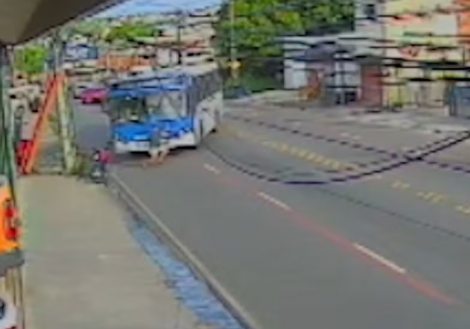 Momento em que motorista de �nibus atropela motociclista, no Cui�, em Jo�o Pessoa � Foto: Reprodu��o/TV Cabo Branco