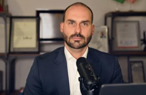 Eduardo Bolsonaro diz que Moraes bloqueou contas dele e da mulher e alega persegui��o