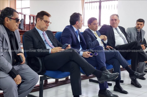 Dr. Jailson Shizue ao lado do presidente do TJPB, desembargador Fred Coutinho, acompanhado do Dr. Osenival (juiz de Solnea) e demais juzes auxiliares. (Foto: Bananeiras Online)