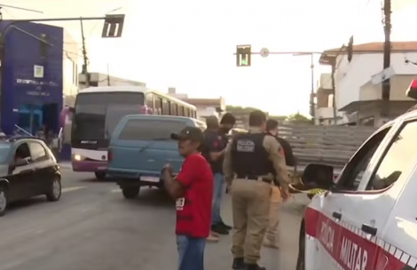 Comerciante atropelou suspeito de assalto, em Lagoa Seca � Foto: Reprodu��o/TV Para�ba