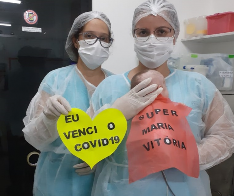 Ao nascer, a crian�a precisou fazer uma cirurgia na coluna e, ainda se recuperando, contraiu a covid-19, assim como a m�e.