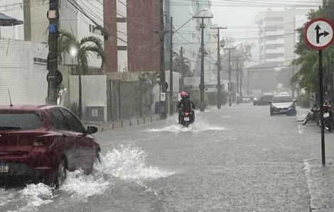 No Cabo Branco, a chuva provocou alagamento em algumas vias