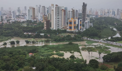 Rio Jaguaribe registra cheia aps fortes chuvas em Joo Pessoa
