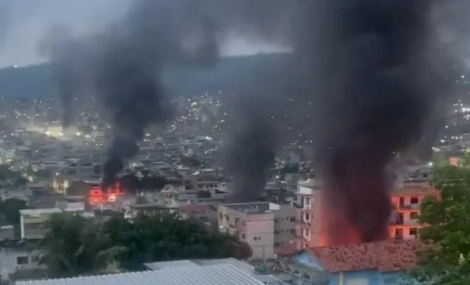 Dezenas de corpos s�o levados por moradores para pra�a no dia seguinte a opera��o no Rio. (Foto/Reprodu��o/Redes sociais)