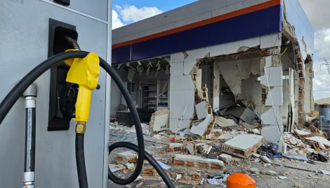 Assaltantes renderam um funcion�rio que estava no local, instalaram dois explosivos no local do cofre, pegaram o dinheiro e fugiram.