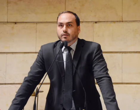 Carlos Bolsonaro foi at� a frente do hospital para tentar ver o pai. (Foto: Caio C�zar/CMPJ/Arquivo)